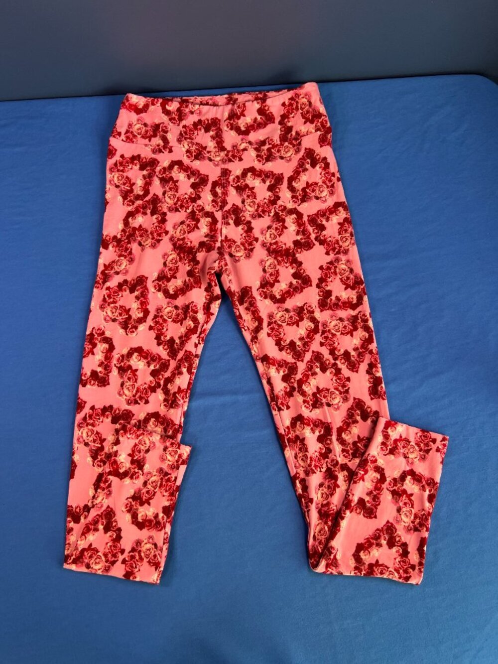Lularoe OS Leggings Valentines’s Day Collection with Heart and Red Rose Pattern